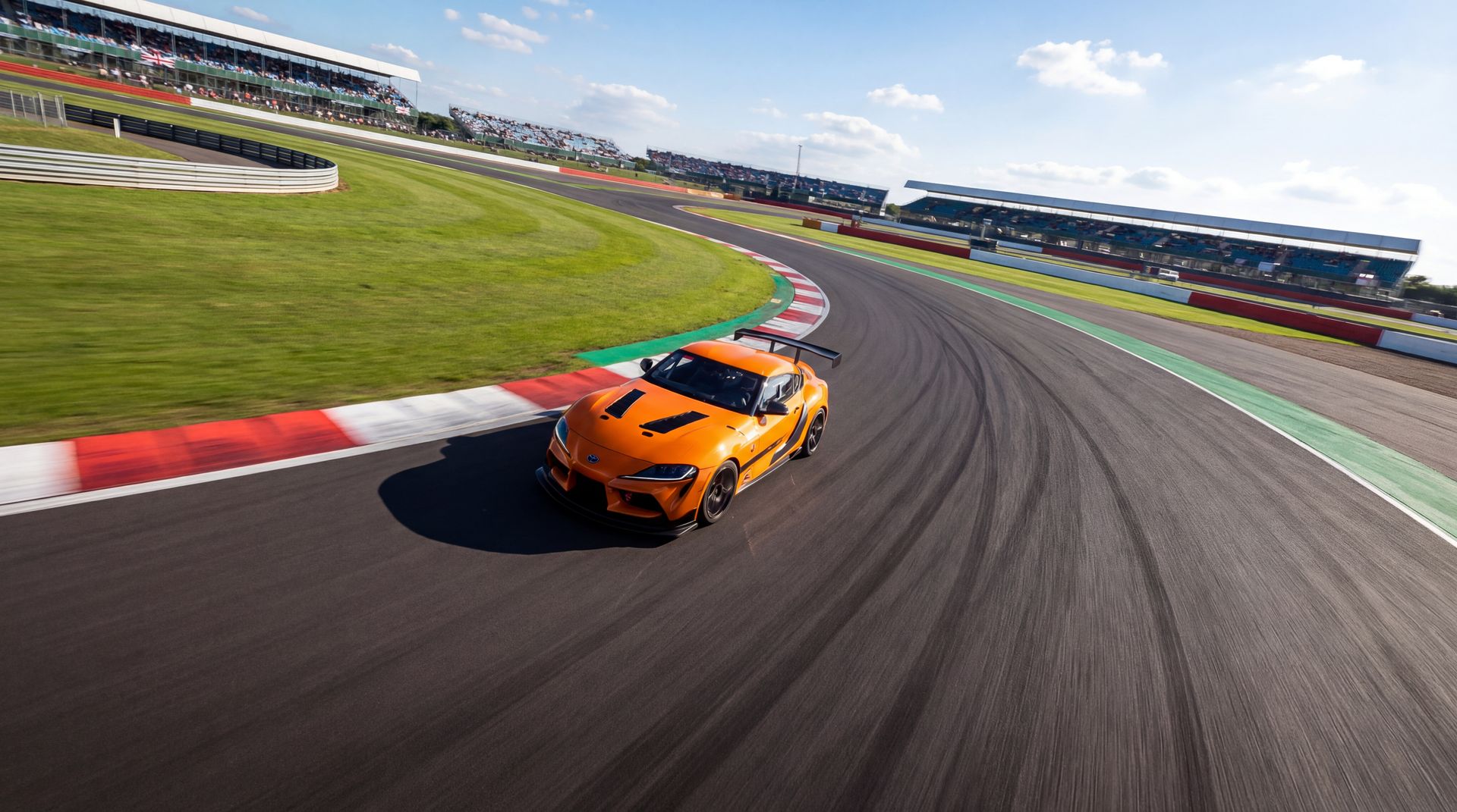 幼女漫画赛道视频实拍：丰田Supra赛道圈速测试与性能测评